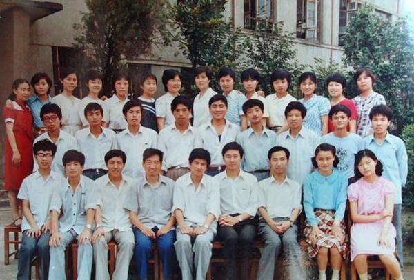 1988年夏天，在文艺校区，马云（二排右二）和老师和同学的毕业照