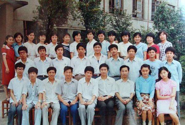 1988年夏天,在文艺校区,马云(二排右二)和老师和同学的毕业照